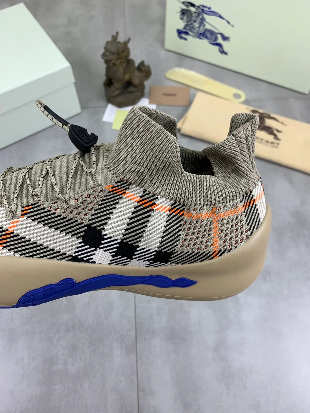 Men's Men's Shoes 💰P620 💰【New Style】Top Version 🆘【Burberry】New Burberry Fly Knit Shoes are now available with perfect workmanship! 🔥Perfect shape and top quality🙈Non-slip and wear-resistant high-end rubber outsole👣Versatile and comfortable shoes, standard size: 39-45 (customized 38-46) 2️⃣colors available Top-quality packaging